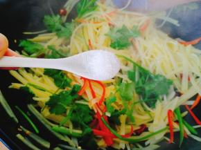 最后加入味精即可出锅