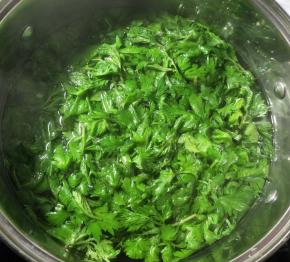 烧一锅开水，将艾叶在热水中焯几秒。