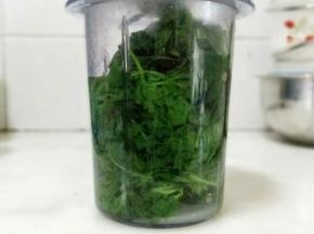 艾叶加70度的热水用榨汁机打成艾草泥。