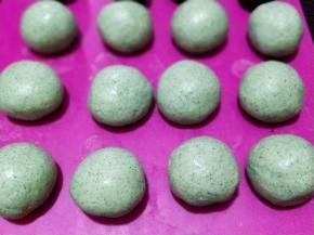 将糯米团分成30克一份 滚圆，盖保鲜膜备用。