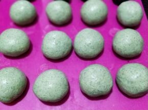 将糯米团分成30克一份 滚圆，盖保鲜膜备用。