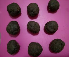 豆沙馅分成20克每份，滚圆备用。