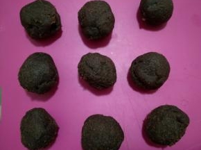 豆沙馅分成20克每份，滚圆备用。