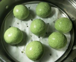 水烧开后 ，放入艾草团蒸15分钟。