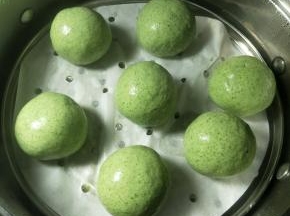 水烧开后 ，放入艾草团蒸15分钟。