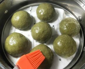蒸好后表面刷一层玉米油。用保鲜膜包好密封冷藏。
