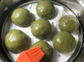 蒸好后表面刷一层玉米油。用保鲜膜包好密封冷藏。
