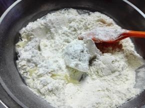 将油皮材料即主料的前四项放到面包机里，和面30分钟，能拉出有韧劲的膜，这样在后续的制作中才不容易破酥