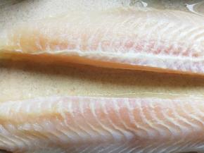 巴沙鱼从中间对半切开