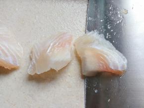 刀45 度角，把鱼切成五公分左右的鱼片