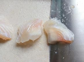 刀45 度角，把鱼切成五公分左右的鱼片