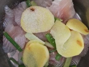 放入葱，姜，盐腌制十分钟左右