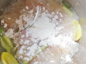 倒入芡粉和一个蛋清，用手抓均匀，再腌制五分钟左右