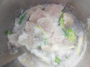 用滚开的水把鱼片烫一下，用漏勺兜底翻一下，让鱼片烫均匀