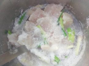 用滚开的水把鱼片烫一下，用漏勺兜底翻一下，让鱼片烫均匀