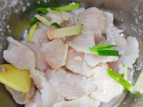 鱼片烫至变色，用漏勺挖出来，过冷水，再沥干水分备用