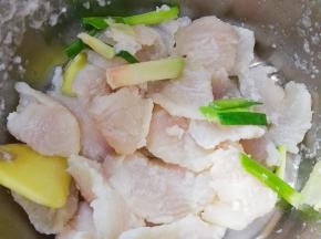 鱼片烫至变色，用漏勺挖出来，过冷水，再沥干水分备用