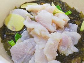 开大火，倒入鱼片，烧开后开小火