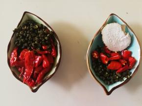 准备两份花椒和尖辣椒，一份尖辣椒切碎，加几片白芷，把有白芷那份的用煲汤料袋子装起来