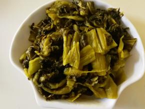 酸菜提前泡半小时，沥干水分，切段