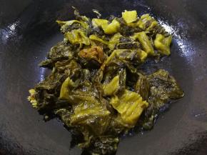 油锅里放入酸菜翻炒均匀