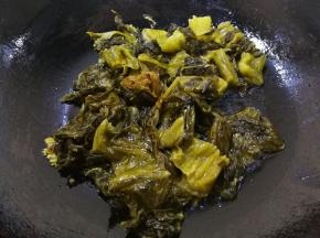 油锅里放入酸菜翻炒均匀