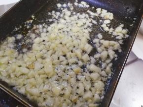 另起油锅，烧到七分热倒入蒜泥爆香