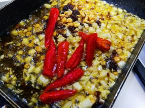 放入尖辣椒，关火