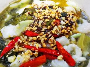 把油及里面的料倒入鱼片锅上面，尝一下咸淡，按自己的口味加一点盐后关火