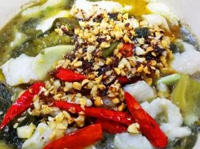 把油及里面的料倒入鱼片锅上面，尝一下咸淡，按自己的口味加一点盐后关火