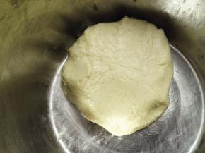 油酥全部材料捏揉混合成团，放一边醒发