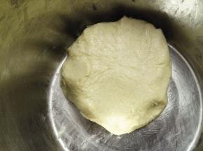 油酥全部材料捏揉混合成团，放一边醒发