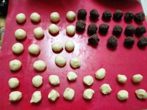 油皮分成16份，豆沙分成16份，每个20克，油酥分成16个