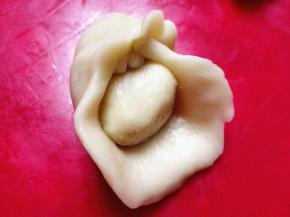 油皮擀成圆形，中间包是油酥