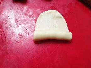 擀成牛舌状，卷起，静置松驰20分钟，盖上保鲜膜