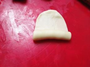 擀成牛舌状，卷起，静置松驰20分钟，盖上保鲜膜