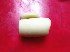再擀成牛舌状，再卷起，静置20分钟