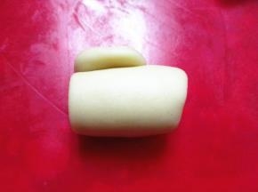 再擀成牛舌状，再卷起，静置20分钟