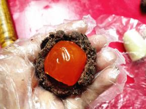 豆沙包上咸蛋黄，备用