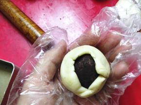 中间包上豆沙包着的咸蛋黄