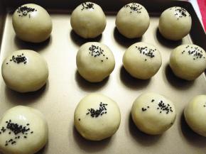 刷蛋液，撒上芝麻