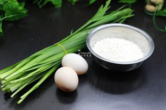 准备好新鲜的韭菜、鸡蛋、面粉；