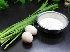 准备好新鲜的韭菜、鸡蛋、面粉；