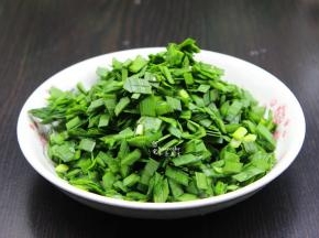 韭菜洗净，沥干水，切好，待用；
