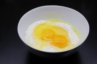 面粉用一个陶瓷大盘子，装好，打扰鸡蛋拌均；