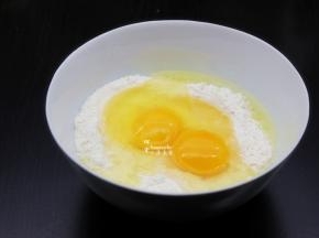 面粉用一个陶瓷大盘子，装好，打扰鸡蛋拌均；