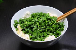 加入切好的韭菜、盐、拌均；