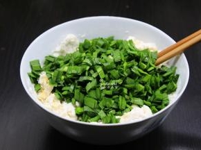 加入切好的韭菜、盐、拌均；