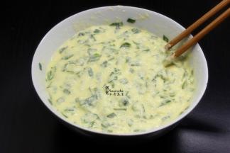 加入适量的清水，继续拌均至面糊；