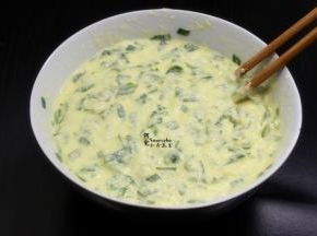 加入适量的清水，继续拌均至面糊；